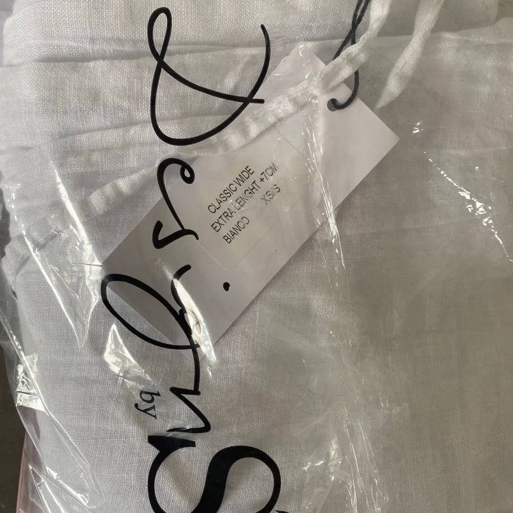hej! köpte dessa linnebyxor från Design By Si men de var lite för små för mig så säljer därför nu. de är i storlek XS/S i midjan och modell extra lång vilket passar mig på 177cm💕 första är lånad bild och andra är mitt paket. kvitto medföljer, köpa för 500kr och nyskick nu!. Farkut & Housut.