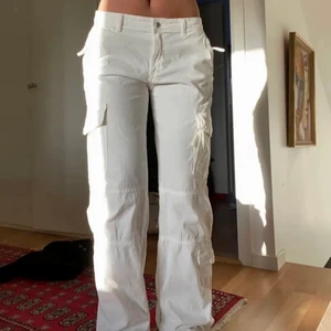 Cargobyxor från hm - Helt slutsålda vita Cargobyxor från hm som ser exakt ut som de från Zara på första bilden💕 Andra bilden är de från Hm. Storlek 38 men sitter bra på mig som är S skulle kunna passa Xs bra också🥰 199kr + 62 kr frakt