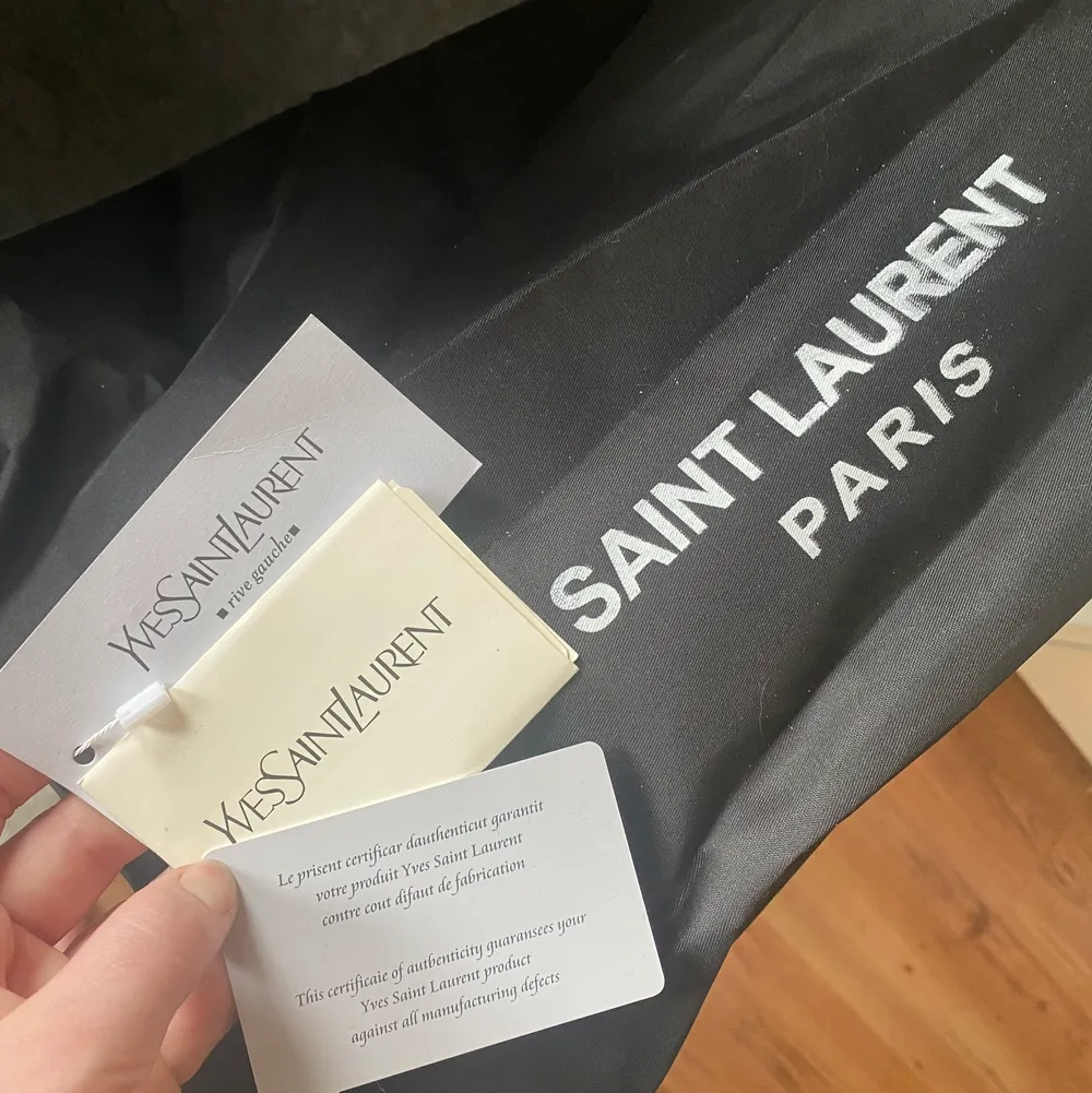 Saint Laurent Loulou puffer väska. Den är inte äkta, men i äkta skinn samt med dustbag, serienummer osv. alltså en topptoppkopia som köptes väldigt dyrt! Vid fler intresserade blir det budgivning . Väskor.