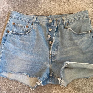 Levis shorts - Säljer mina blå Levis shorts. Köpt på Tise(bilderna lånade från säljaren). Jag har aldrig använd de. W28, skulle säga att de passar s/m beroende på hur man vill att de ska sitta. Köparen står för frakten 💗 