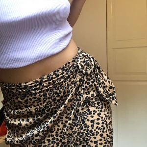 Leopardkjol  - Superfin omlottkjol i satinaktigt material. 