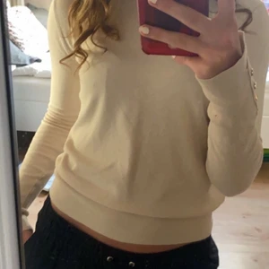 Zara tröja  - Beige tröja från zara med guld detaljer på armen, jätte fin och knappt använd! Köparen står för frakten🤍