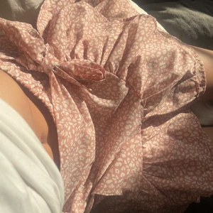 Kjol - Säljer min sommarkjol. Köpt här på plick för ett år sedan. Passar tyvärr inte i rosa så den har inte kommit till användning. Har en liten effekt, som den hade när jag köpte den. Sitter på ett av banden men man kan knyta så det inte syns! Annars jätte söt!