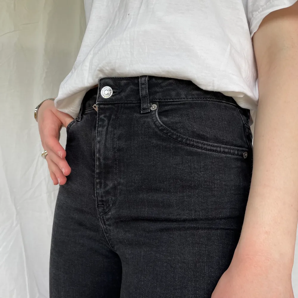 Svarta vida jeans från HM. Påminner om modellen Ace från Weekday. Fransig kant. Strl 36. Köparen står för frakten. 🤝💘. Jeans & Byxor.