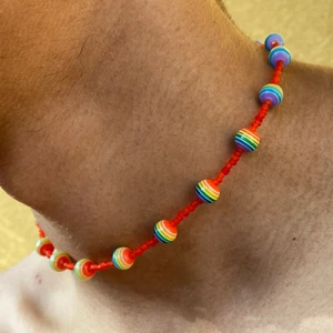 Rött regnbågigt halsband 🌈🐞 - Handmade with lots of love <3 Om du är interessed efter fler bilder kan du gärna skriva inne på DM :)  