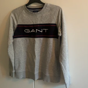Gant Sweatshirt  - En helt vanlig grå GANT sweatshirt, säljer eftersom den är lite liten
