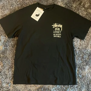 Stussy x Our Legacy T-shirt  - Slutsåld Stussy x Our legacy t shirt. Helt ny och oanvänd. Endast provad för storlek. Har en avslappnad passform så räkna med att den är lite större än en small. Färgen på trycket är mer likt en off white än vitt
