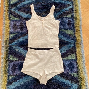 Gräddvit pyjamas från HM  - Söt pyjamas från HM. Köpt nyligen. Storlek M. 50 kr. Köparen står för frakt. 