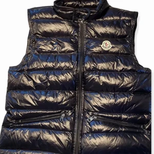 Moncler väst Gui Gilet  - Riktig moncler väst köpt här på Plick, har använt bara några gånger men säljer för behlver pengarna❤️‍🔥 scan kod finns och du kommer dirrekt till moncler.com! Storleken kan variera pga hur man vill den ska sitta, jag är vanligtvis en M i jackor och västen är en S och sitter hur fin som helst, hoodies & sweatshirts får plats under t.o.m❤️‍🔥 västen kostar nypris 5 835kr, jag säljer för 3000, priset går att diskuteras❤️‍🔥för både man och kvinna! Endast seriösa köpare tack❤️‍🔥 kontakta privat vid intresse/kram