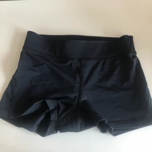 Pole shorts  - Pole shorts i svart enbart använda ett par gånger. Som nya.