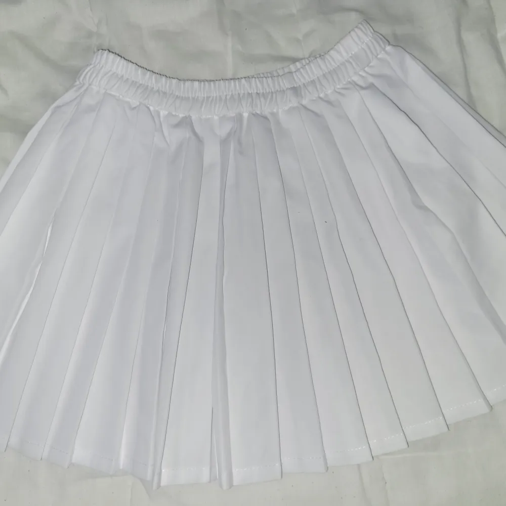 White Plain Skirt design by kidsbrandstor (storlek-130) nästan aldrig använd!! Perfekt till sommaren . Kjolar.