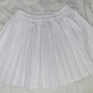 White Plain Skirt design by kidsbrandstor (storlek-130) nästan aldrig använd!! Perfekt till sommaren 