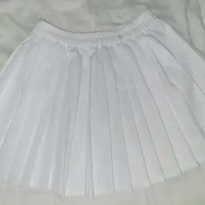 White Plain Skirt design by kidsbrandstor (storlek-130) nästan aldrig använd!! Perfekt till sommaren 