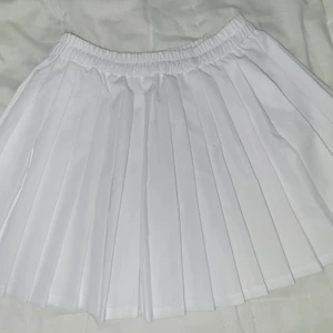 White Plain Skirt  - White Plain Skirt design by kidsbrandstor (storlek-130) nästan aldrig använd!! Perfekt till sommaren 