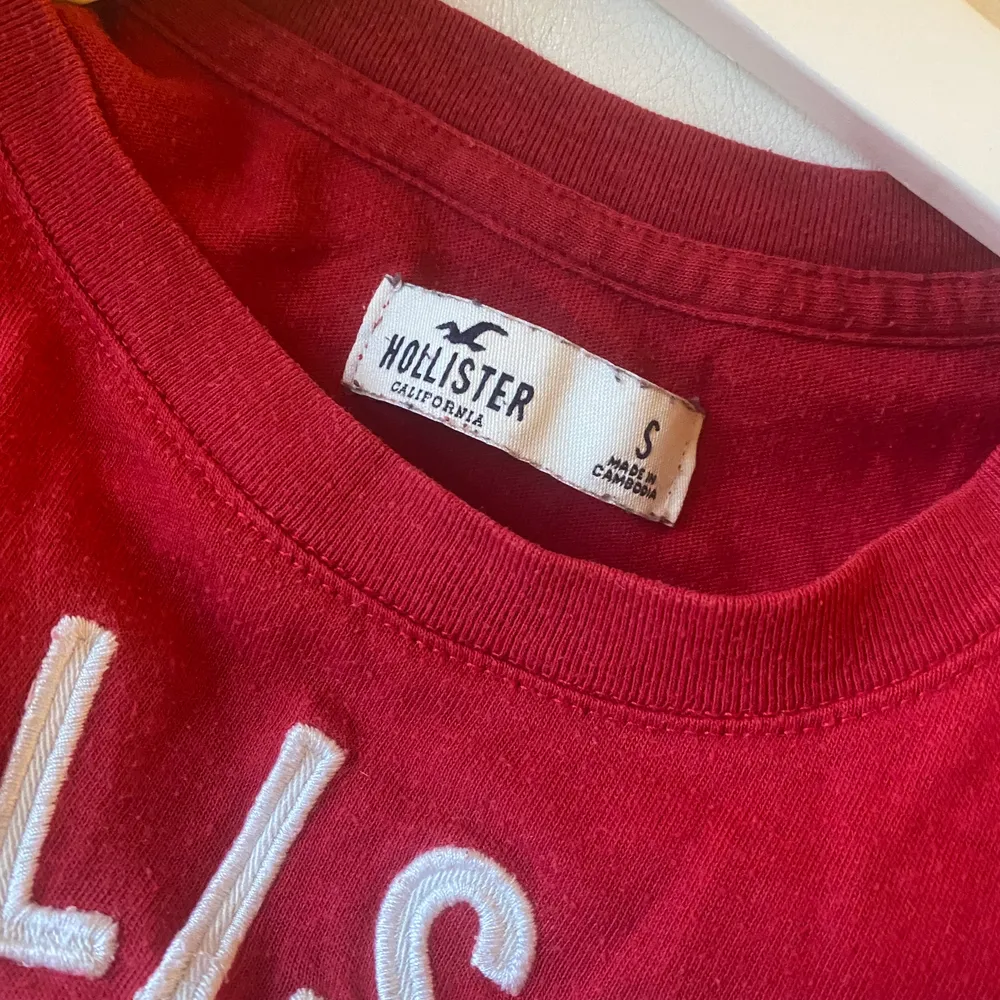 Hollister tröja i storlek S. Köpt i London 2020 men inte använt så mycket🫶🏻 130 kr plus frakt. T-shirts.