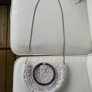 Sommarväska  - Fin väska från zara! Använd ett få tal gånger. Fin att ha nu till sommaren. 