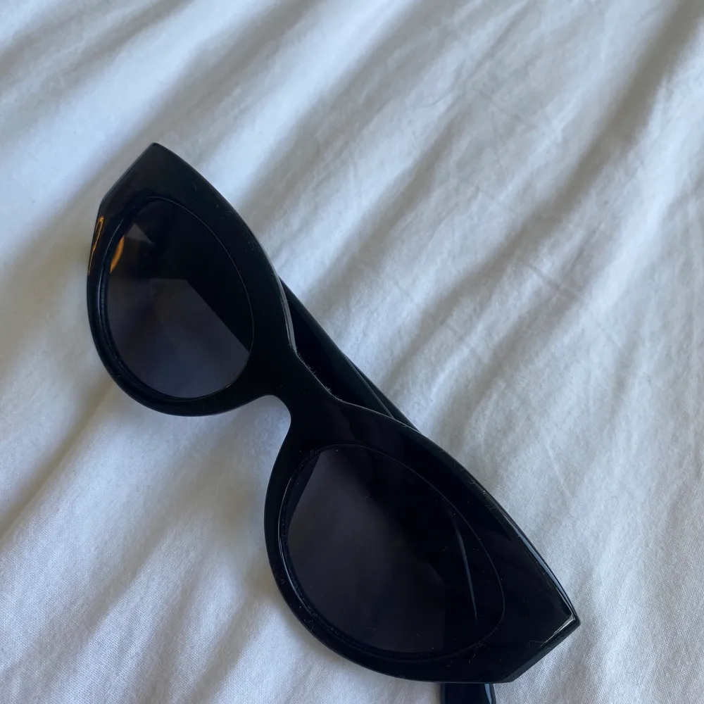 Svarta cateye solglasögon från hm. Aldrig använda och perfekt skick. . Accessoarer.