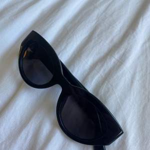 Svarta cateye solglasögon från hm. Aldrig använda och perfekt skick. 