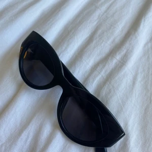 Cateye solglasögon  - Svarta cateye solglasögon från hm. Aldrig använda och perfekt skick. 