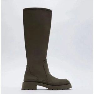 Stövlar från Zara  - säljer dessa gröna stövlar från zara då jag inte använder dom! OBS! Endast använda vid max 4 tillfällen!  Hämtas upp eller möts upp i malmö, annars skickas mot frakt! 