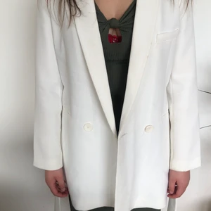 Kavaj/kappa från Zara - En jättesöt vit kavaj/lite kortare kappa i str M från Zara