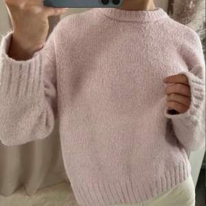 Stickad tröja ifrån Zara som är slutsåld! Rosa färg och i modellen ”Stickad tröja soft”! Superfin och superskön!💞 Säljer pga att den inte kommer till användning!!🤩🤝🏼 Säljer för 300kr+frakt eller högsta bud!💞🫶🏽 