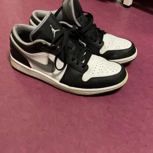 Air Jordan 1 Low Black Medium Grey 2021 - Jordan 1 low, strl 44, Skick 7/10 Nypris 2400kr