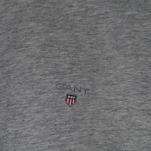 Gant T-shirt  - En grå gant T-shirt i bra skick, använd ett fåtal gånger. Ganska liten i strlk. 