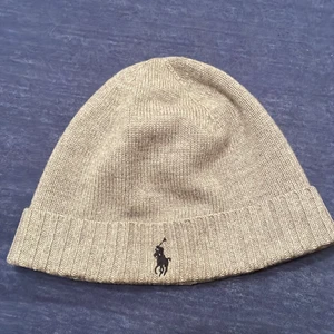 Polo Ralph Lauren mössa - En Polo Ralph Lauren mössa som är i bra skick, använts väldigt lite. Inga fläckar eller sådant. Vid frågor och funderingar är det bara att skriva.