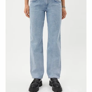 Wekday arrow low - Jag säljer mina populära weekday arrow low jeans. De är superfina med en härlig passform men kommer tyvärr inte till användning längre. De är i längd 32 å midjemåttet är från börjar 28 men insydda så de passar en 27 å 26 i midjan💗💗 skriv till mig privat om ni vill ha fler bilder