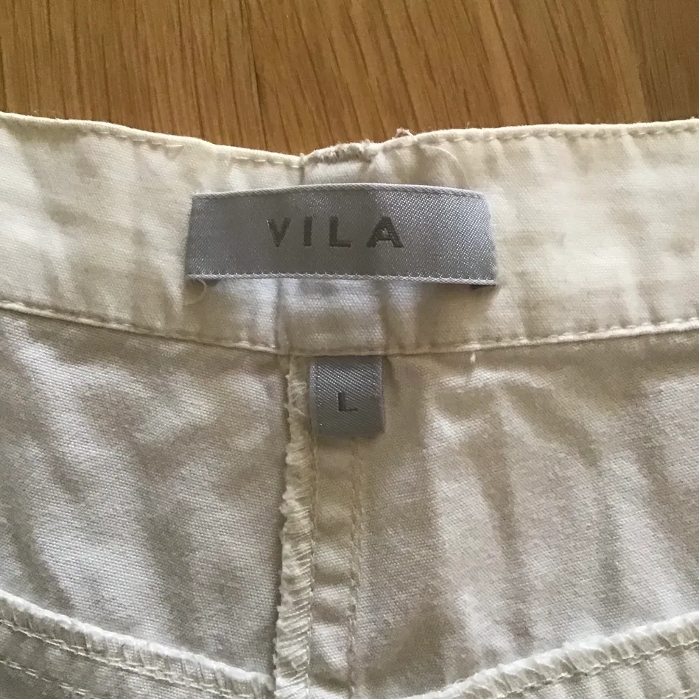 Ljusa shorts från Vila.   Storlek Large. Knappt använda, så i väldigt fint skick.. Shorts.