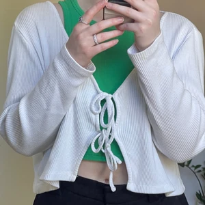 Kofta - Jättefin kofta från monki i storlek m. Använd, men i väldigt bra skick! Säljer då jag tyvärr inte får användning för den längre :( Köparen står för frakten! 💕