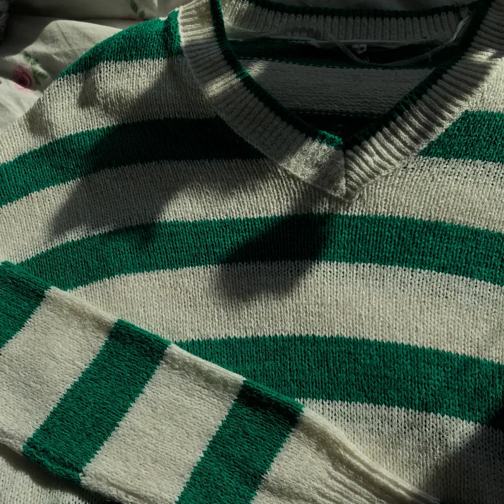 Snyggaste tröjan som passar perfekt över en klänning till sommaren! Stl S💗 Frakt: 66kr. Tröjor & Koftor.