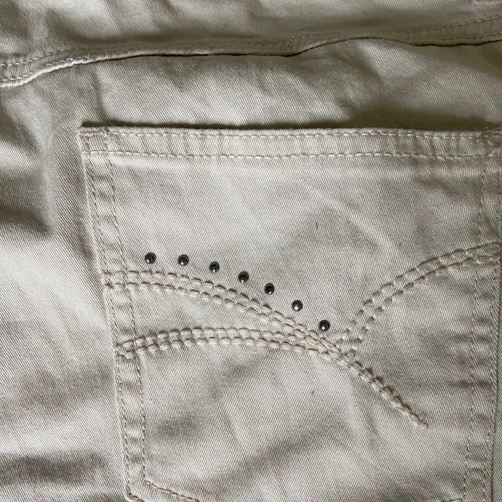 Straight baggy jeans, kräm vit nyans. (Har blivit insydda, kan skicka bild i chatt) . Jeans & Byxor.