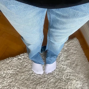 Zara jeans  - Jag säljer dessa jeans med en cool slits på, jag har aldrig använt dom så man kan säga att dom är helt nya. Jag säljer dom för att dom inte kommer till användning! Storlek 36, jag säljer dom för 90kr. Skriv vid intresse💘