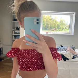 Topp -  Säljer nu min jättesöta topp som är i en fin röd färg med volanger på perfekt nu till sommaren och man ser brun ut i den köparen står för frakt den ❣️❣️