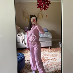 Track suit  - Säljer ett jätte fint old school set som då är från 2000-talet🌸 dom är i storlek M men jag som då är en XS så passar dom🤝🏻 skulle nog säga att dom är XS-M✨ skriv jätte gärna ifall ni har fler frågor.