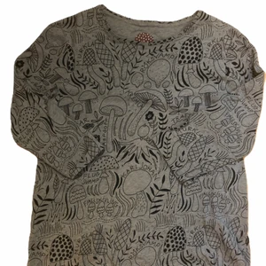 Tröja med svampar - grå tröja med svampar som motiv