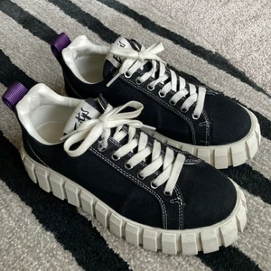 Eytys Odessa - Säljer mina fina Eytys Odessa för att jag inte använder dem längre. Dom är i bra skick och har mycket mer att ge! Snöret på ena skon är lite trasigt men det har varit det väldigt länge och inget som syns särskilt mycket. Annars är det lätt att köpa nya snören bara 💗🤠 köparen står som vanligt för frakten 🌻 Nypris 1600! 