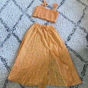 En väldigt fin sommar sett❤️En gul kjol lång  med en söt topp till❤️Jag är 1,55 och den går ungefär till mina vader ❤️Kostar 200kr+frak❤️Ett fint skick❤️