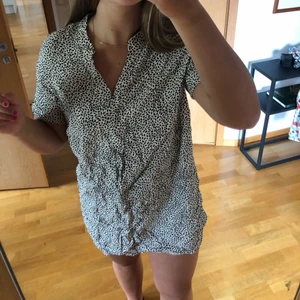 Prickig klänning - Prickig t-shirt klänning från hm!