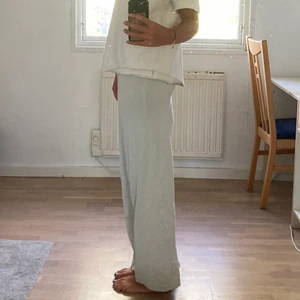 Mjukisbyxor - Ett par mjukisbyxor från Zara i en fin beige/mintgrön färg. Väldigt bekväma. Går nästan ner till marken på mig som är 180cm.