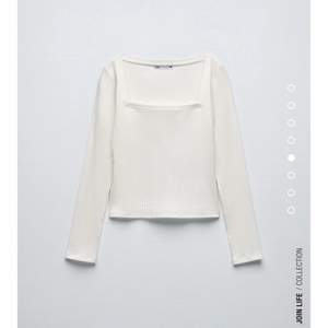 Säljer denna fyrkantiga urringnings tröjan från Zara! Storlek-XS 💗💗
