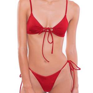 Bikini från lyxiga märket ONEONE Swimwear. I färgen ”cherry”. Välj en underdel. Aldrig använd med lappen kvar! Original pris: 1450kr (till eu)
