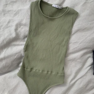 Grön body - Finaste ljusgrön body från Na-kd