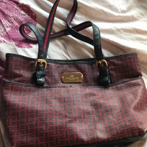Handväska - En Tommy Hilfiger handväska tyvärr ganska sliten och har tyvärr ingen användning för den❤️💙