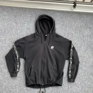 Säljer denna feta zip-up som jag thriftade för mindre än ett år sedan. Hos mig har den inte kommit till användning, därför säljer jag den nu. Nästan som ny, 9/10 skick. Står tyvärr inte storlek men skulle påstå att den är i Medium för de som vill ha mer baggy och Large för normal passform. Kom privat för fler specifika bilder! 