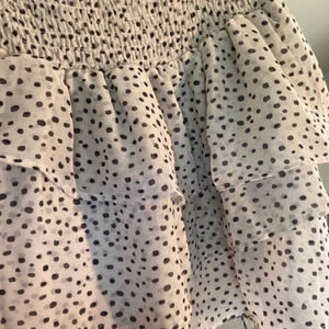 ljus volangkjol med prickar - Säljer min super fina volangkjol med prickar på! Den är använd 2 gånger om ja minns rätt! Köpt på hm för nåt år sedan!