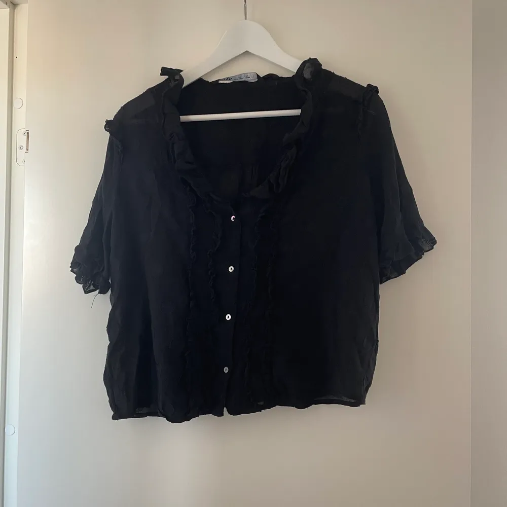 Svart blus från Zara i storlek XL. Inte så stor utan ville ha den passformen som ni ser på bilden :) . Blusar.