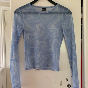 Mesh tröja ljusblå - Välidigt fin tröja i ljusblå och vit mesh i ett marmor liknande mönster. Den är aldrig använd utan bara testats. Säljer då jag inte fått användning för den🥰